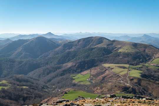 Vista panor&acirc;mica a partir da montanha Artzamendi no Pa&iacute;s Basco com mais montanhas, florestas e verdes pastos ao fundo
