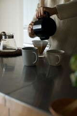 コーヒーを淹れる準備をしているところ