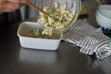 作り終えたマカロニサラダをホーローの保存容器に移すところ