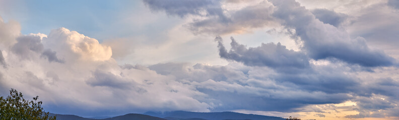 Obraz premium Panorama of cloudy sky in autumn evening