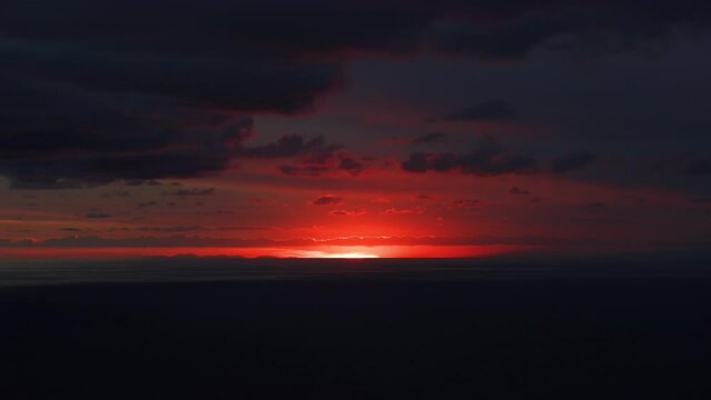 lev&eacute; de soleil sur la corse en contre jour