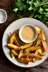 Baked potato wedges with sauce