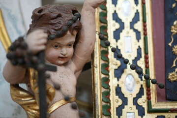 Anioł z różańcem w kościele  © Franciszek