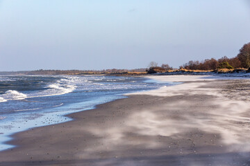 Stürmischer Westwind mit fliegendem Sand am Strand von Zingst an der Ostsee.