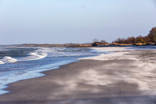 St&uuml;rmischer Westwind mit fliegendem Sand am Strand von Zingst an der Ostsee.