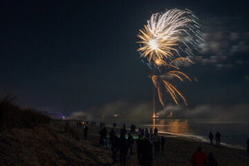Silvester Feuerwerk am Strand von Zingst an der Ostsee.