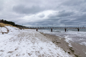 Mit Schnee am Strand von Zingst an der Seebrücke.