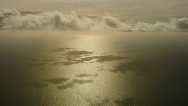 vue a&eacute;rienne m&eacute;diterran&eacute;e avec reflet du soleil et ombres des nuages