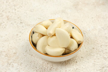 Fototapeta na wymiar bawang putih kupas or peeled garlic on white background