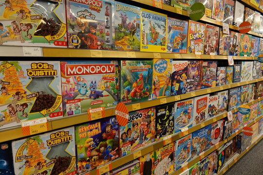 Grand rayon de jeux de soci&eacute;t&eacute; dans un magasin King Jouet &agrave; Paris