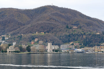Fototapeta premium Il centro della città di Como in una giornata d'inverno, vista dalle sponde del lago.