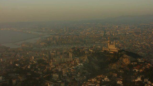 vue a&eacute;rienne drone de Marseille couch&eacute; de soleil, notre dame de la garde le vieux port