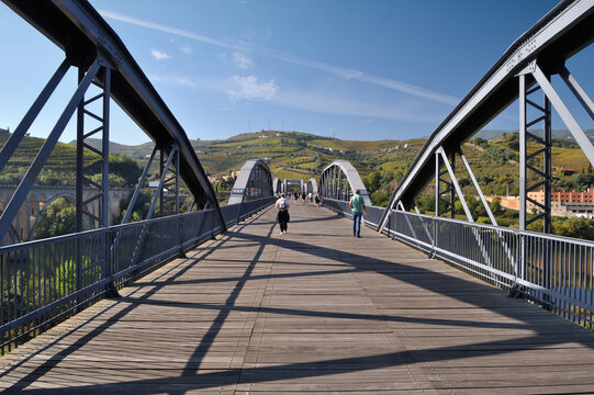Ponte pedonal da r&eacute;gua sobre o rio Douro, vale do douro, paisagem de cultura do vinho do Porto