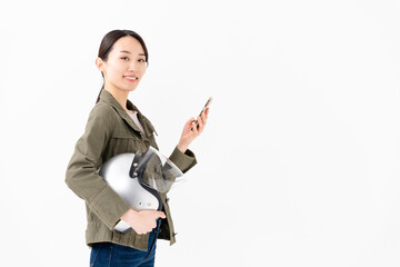 ヘルメットを抱えてスマートフォンを持つ女性
