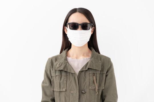 マスクとサングラスを着けた女性 - Powered by Adobe