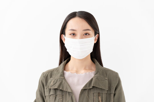 マスクをした女性 - Powered by Adobe