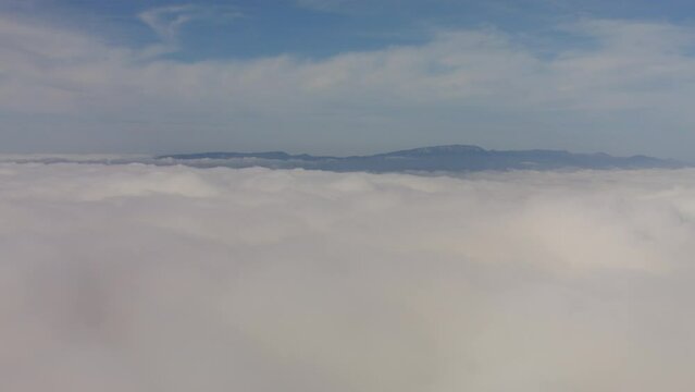 vue drone mer de nuage