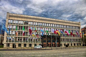 ljubljana, slowenien - slowenisches parlament mit internationalen flaggen