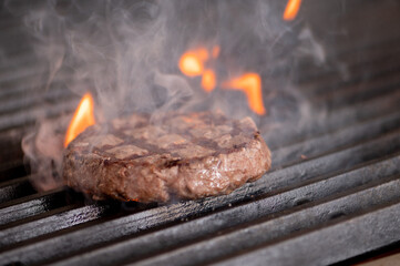 carne grelhada no broiler suculenta sabor fogo saboroso grelhado hamburguer bovino, grelha, braai,...
