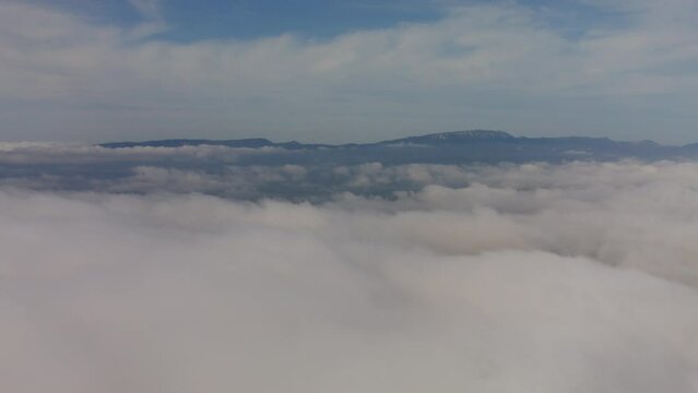 vue drone mer de nuage
