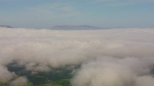 vue a&eacute;rienne drone mer de nuage