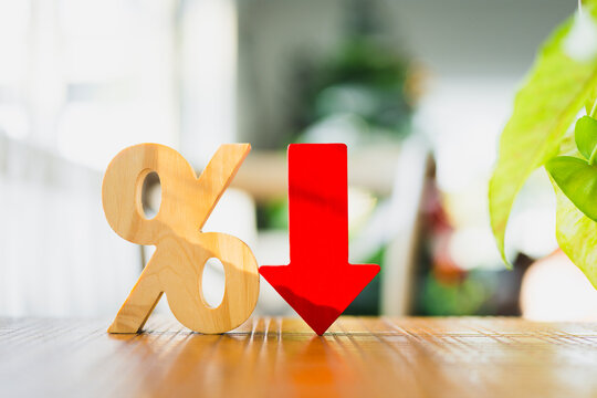 Percentage model and a red arrow pointing down symbolizes falling currency and falling interest rates, concepts of inflation and deflation.