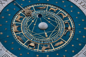 padua, italien - sonnenuhr am uhrturm des palazzo del capitanio
