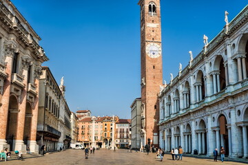 vicenza, italien - piazza dei signori mit basilica palladiana und torre bissara