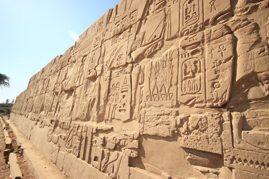 perspective du mur d'enceinte du temple de Karnac -Louxor,Egypte)