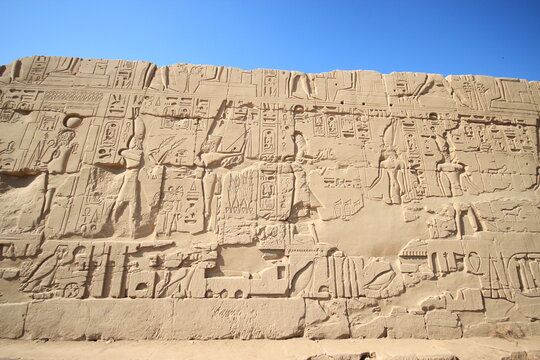 d&eacute;tail du mur d'enceinte du temple de Karnac -Louxor,Egypte)