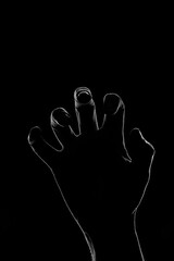 Les contours d'une main menaçante en clair-obscur