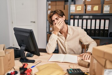 Young caucasian man ecommerce business worker yawning at office