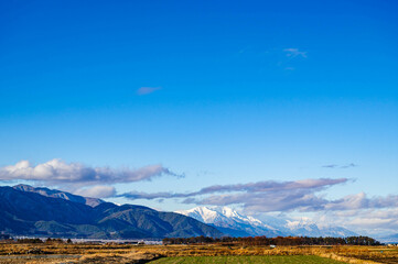 冬の晴れた冠雪した山岳風景