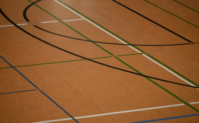 Hallenboden in einer Sporthalle mit diversen Spielfeld Linien
