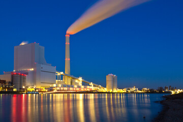 Large coal power plant at the river rhine in Mannheim - Germany - obrazy, fototapety, plakaty
