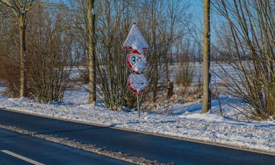 Verkehrsschild ist von Schnee bedeckt