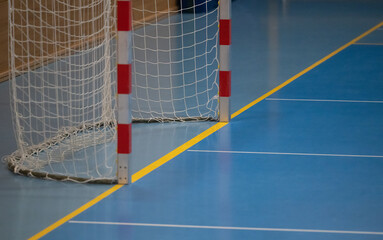 Handballtor und Hallenboden in einer Sporthalle mit diversen Linien - 706563746