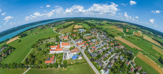 Panoramablick über die Gemeinde Aufkirchen bei Berg am Starnberger See 