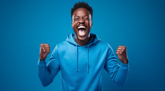 Homme noir, heureux, criant, le poing serré, arrière-plan bleu, image avec espace pour texte