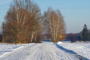Ośnieżona droga zimą i niebezpieczny zakręt. Krajobraz