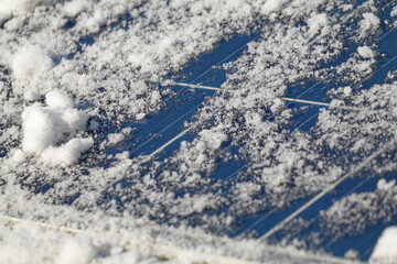 Panel fotowoltaiczny zimą, przykryty śniegiem. - obrazy, fototapety, plakaty