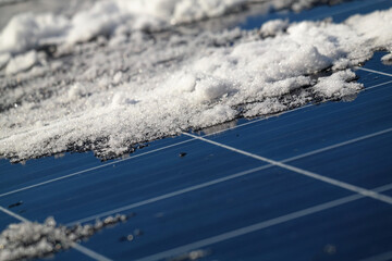 Panel fotowoltaiczny zimą, przykryty śniegiem. - obrazy, fototapety, plakaty