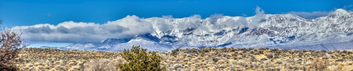 Fototapeta premium Panoramic picture over the Arizona desert with snow covered mountains
