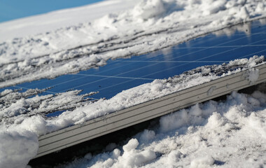 Panel fotowoltaiczny zimą, przykryty śniegiem.