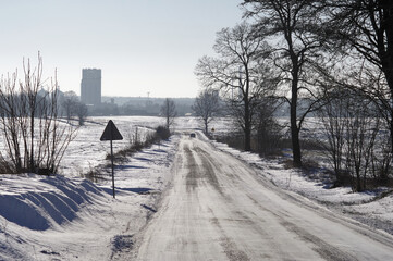 Zimowe drogi, złe warunki do jazdy samochodem. Ośnieżone ulice.