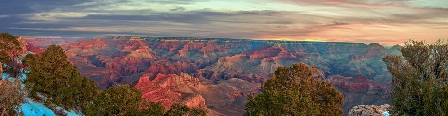 Fototapeta na wymiar Panoramic image over the Grand Canyon from the South Rim during sunrise