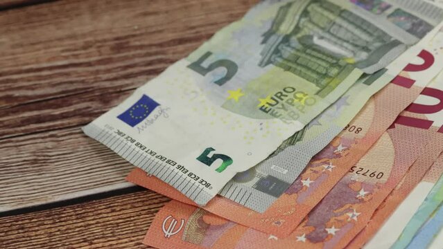 tas de billets de banque sur une table