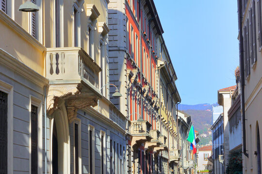 palazzi colorati di como, italia, colorful buildings in como, italy