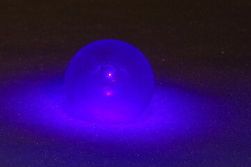 Gefrorene Seifenblase unter UV-Licht