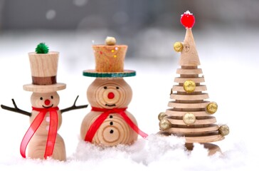 Décor hivernal et bonhommes de neige en bois